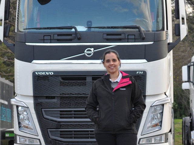 Volvo Trucks sigue apostando fuerte a la capacitación de conductores con la incorporación de una instructora de manejo