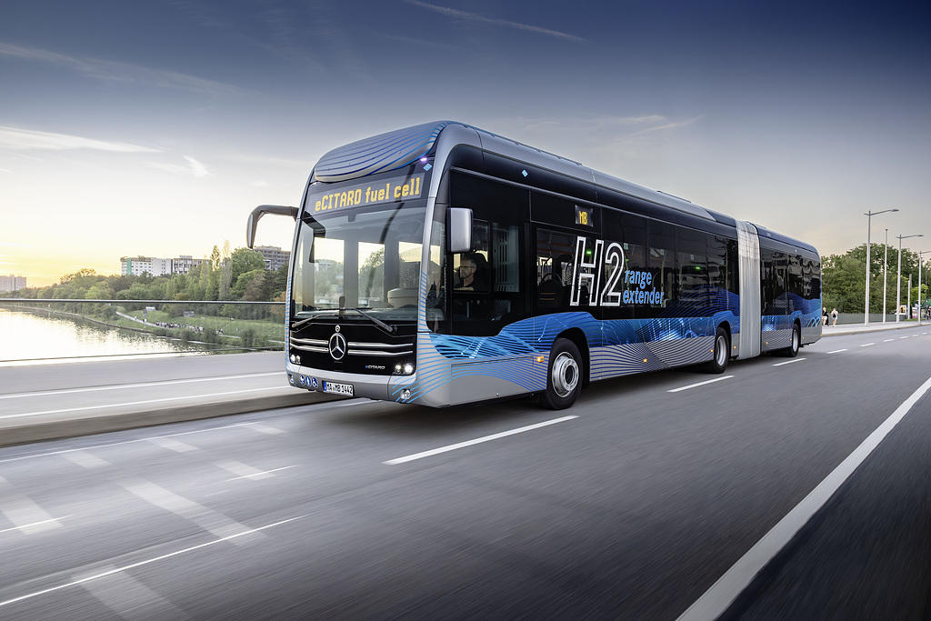 Mercedes-Benz eCitaro G fuel cell mit vollelektrischem Antrieb, NMC 3 Batterie, Brennstoffzelle, 6 Wasserstofftanks, Exterieur, anthrazit-metallic, 2 x elektrischer Radnabenmotor, 2 x 125 kW, 2 x 485 Nm, 4 Batteriepakete mit jeweils 98 kWh, Dreitürer, LED-Scheinwerfer, Sideguard Assist, Preventive Brake Assist, Länge/Breite/Höhe: 18.125 /2.550/3.400 mm, Beförderungskapazität: max. 1/130Mercedes-Benz eCitaro G fuel cell with all-electric drive,NMC 3 battery, fuell cell, 6 hydrogen tanks, exterior, anthrazit metallic, 2 x electric hub motor, 2 x 125 kW, 2 x 485 Nm, 4 battery packs with 98 kWh each, three-door,  LED headlamps, Sideguard Assist, Preventive Brake Assist, length/width/height: 18125 /2550/3400 mm, passenger capacity: max. 1/130.