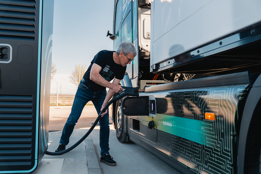 Werner Kempfle mit dem batterieelektrischen Fernverkehrs-Lkw Mercedes-Benz eActros 600 bei der Vorbereitung des Rückwärts-Rekord-Versuchs.Werner Kempfle and the battery-electric long-haul truck Mercedes-Benz eActros 600 in preparation for the reverse record attempt.