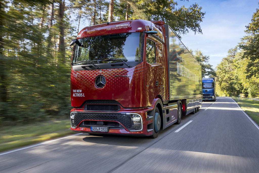 Mercedes-Benz Trucks macht europäisches Produktionsnetzwerk fit für die Zukunft: Werk Wörth bleibt Leit- und Volumenwerk im Produktionsverbund. Neuer Montagestandort in Cheb (Tschechien) soll ab Ende des Jahrzehnts den Produktionsverbund ergänzen.Mercedes Benz Trucks prepares its European production network for the future: The Wörth plant in Germany will remain the lead and largest volume site within the production network. A new location in Cheb (Czech Republic) is planned to complement the network from the end of the decade onward.