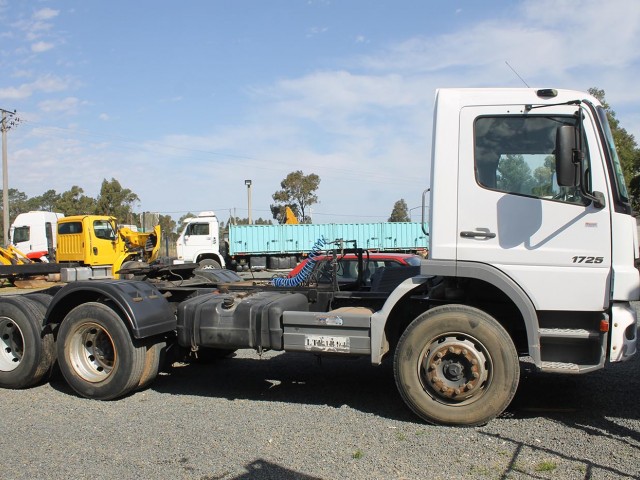 24_Pintado_Mercedes_Benz_Atego_1725_tractor_doble_eje_Ano_2008