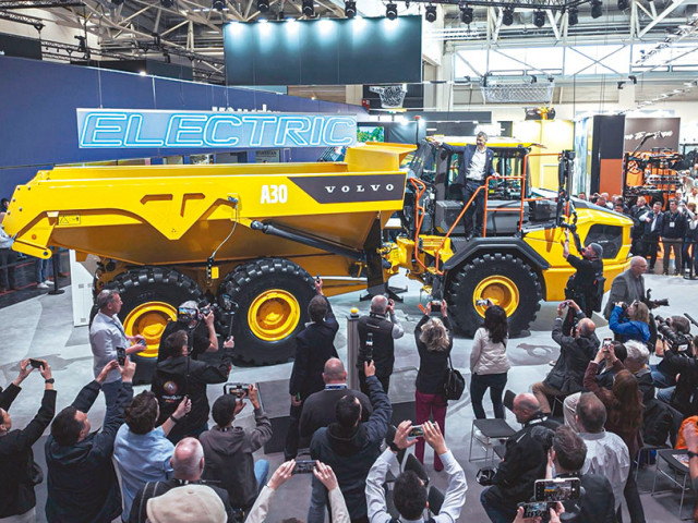 Volvo CE exhibe en Europa el primer camión articulado eléctrico del mundo, con emisiones cero