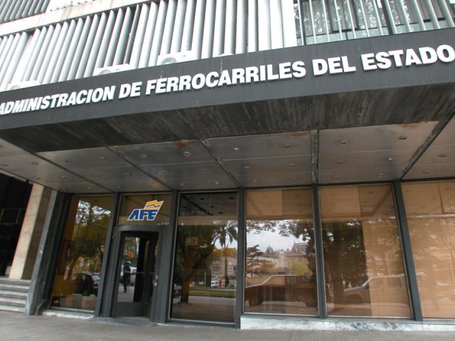 Rossi confirmó existencia de varias empresas interesadas en participar de llamado para nueva vía férrea Rossi confirmó existencia de varias empresas interesadas en participar de llamado para nueva vía férrea