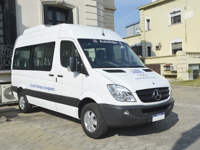 Mercedes-Benz entregó un Minibus Sprinter al Comité Olímpico Uruguayo Mercedes-Benz entregó un Minibus Sprinter al Comité Olímpico Uruguayo