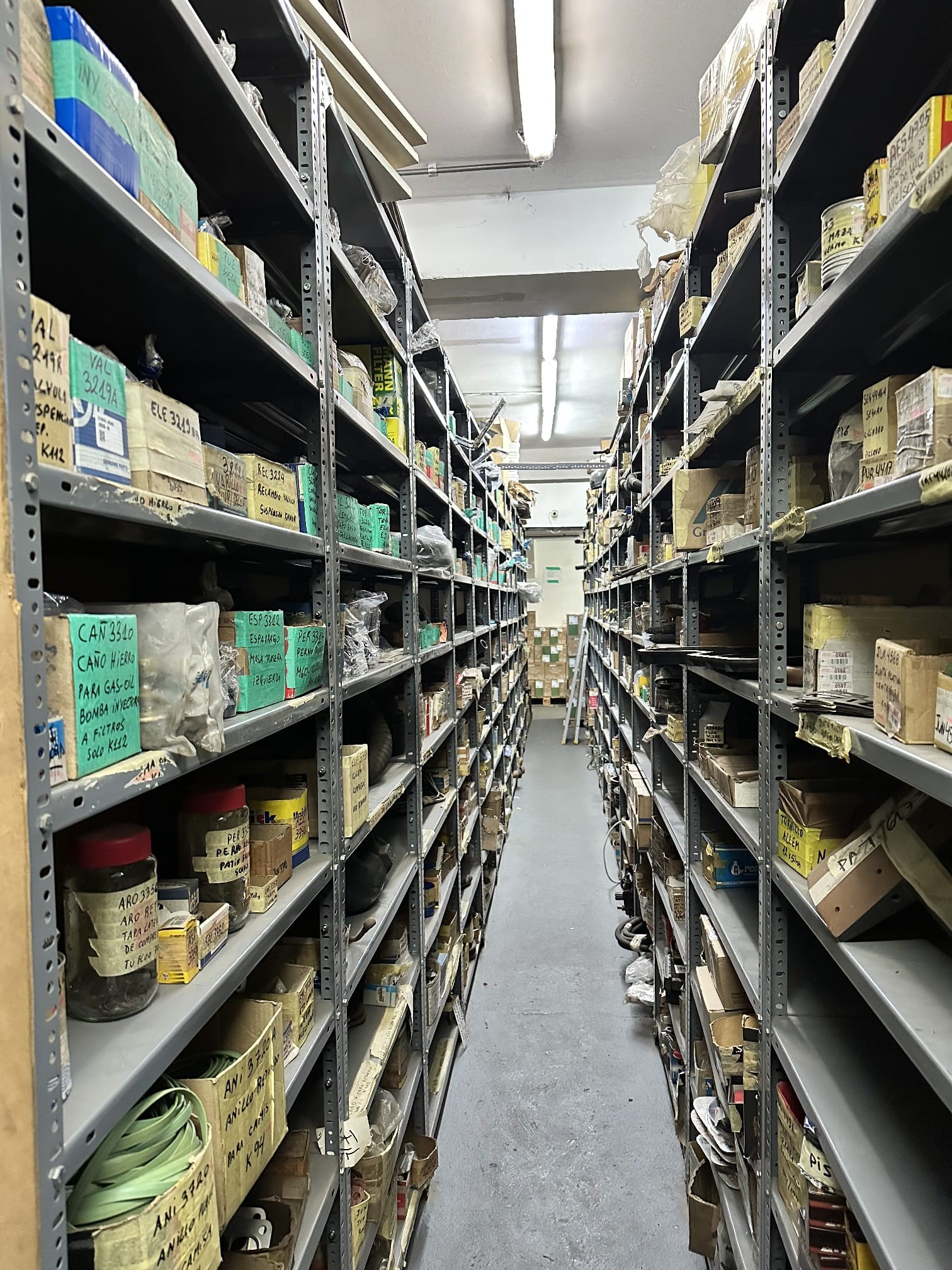 COT pone a la venta importante lote de repuestos y piezas