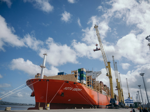 Montecon recibió al buque portacontenedores Kota Ebony 