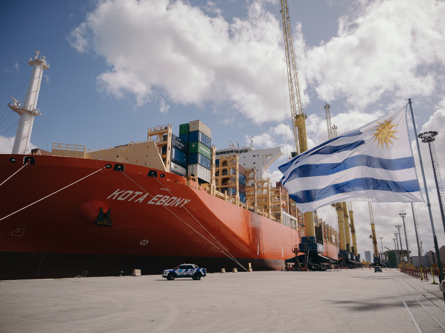 Montecon recibió al buque portacontenedores Kota Ebony