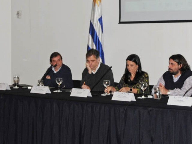 La mitad de los viajes se realizan en transporte privado y los restantes en ómnibus o a pie, según Encuesta de Movilidad La mitad de los viajes se realizan en transporte privado y los restantes en ómnibus o a pie, según Encuesta de Movilidad