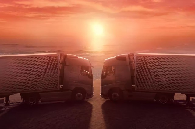 En el nuevo video de Volvo Trucks, se utiliza una historia de amor entre dos camiones para destacar la facilidad de conducción y la eficiencia del combustible del Volvo FH con I-Save.