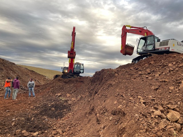 Escavadeiras_modelo_210X3E_usadas_na_mineracao_de_pedras_preciosas_no_Uruguai