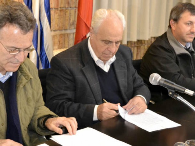 Firma_de_contrato_para_rehabilitacion_de_linea_ferrea