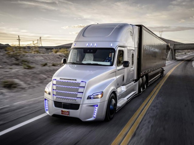 Freightliner Inspiration Truck es el primer camión de manejo autónomo en el mundo con licencia Freightliner Inspiration Truck es el primer camión de manejo autónomo en el mundo con licencia