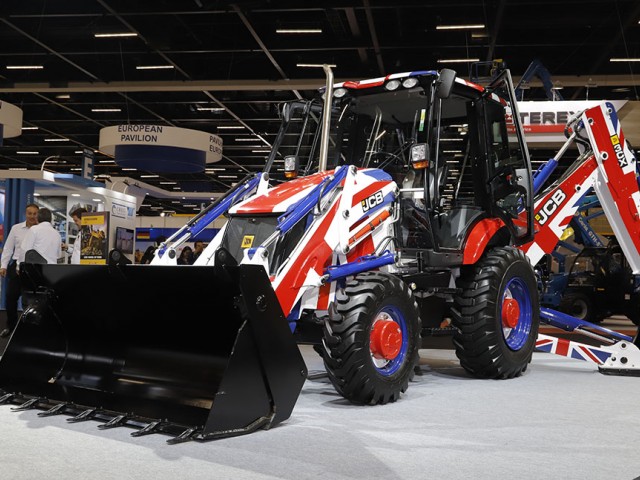 JCB Brasil presentó tres nuevas máquinas e importante inversión