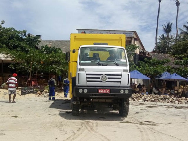 Camión VW 4x4 vence dunas para distribuir bebidas para TLX Camión VW 4x4 vence dunas para distribuir bebidas para TLX