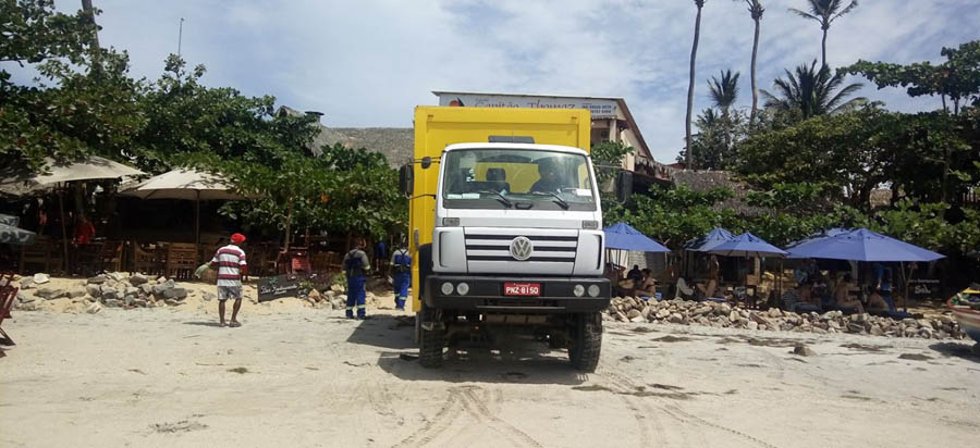 Camión VW 4x4 vence dunas para distribuir bebidas para TLX