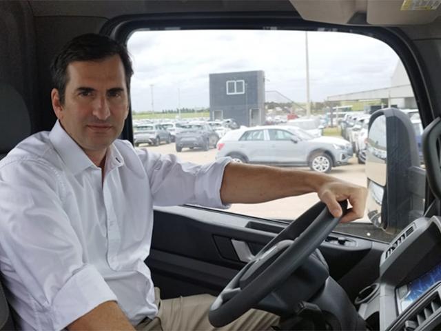 Rodrigo Mato, Brand Manager de Volkswagen Camiones y Buses: “Una vez que el cliente adquiere la unidad, nos dedicamos a defender la etapa más importante que es la Postventa.” Rodrigo Mato, Brand Manager de Volkswagen Camiones y Buses: “Una vez que el cliente adquiere la unidad, nos dedicamos a defender la etapa más importante que es la Postventa.”