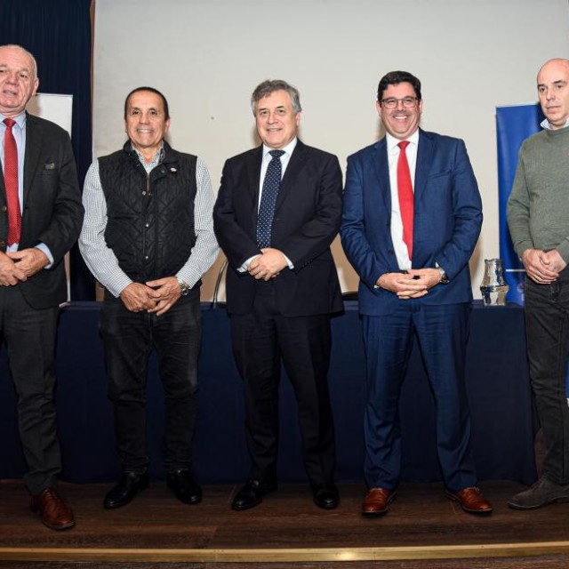 MIEM subsidiará 5.000 dólares por unidad para la compra de taxis, remises y vehículos para apps de transporte eléctrico MIEM subsidiará 5.000 dólares por unidad para la compra de taxis, remises y vehículos para apps de transporte eléctrico