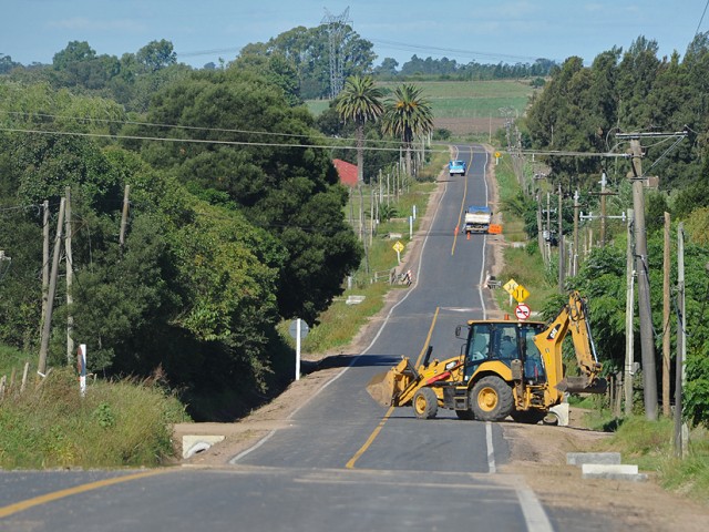 Programa de Caminería Rural Productiva: OPP inauguró obras por 42 millones de pesos en el camino Al Gigante de Canelones Programa de Caminería Rural Productiva: OPP inauguró obras por 42 millones de pesos en el camino Al Gigante de Canelones