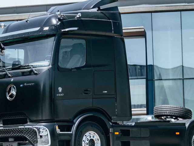 Primer_Mercedes-Benz_eActros_600_entregado_a_cliente