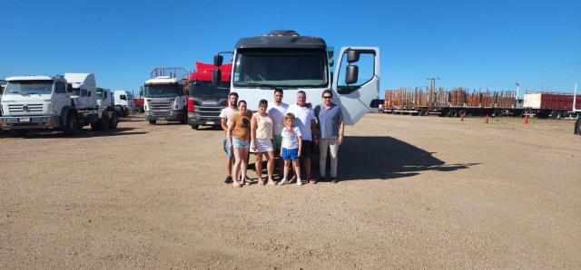 AUTOMOTORA H. PINTADO / RENAULT. Familia Sánchez Frones AUTOMOTORA H. PINTADO / RENAULT. Familia Sánchez Frones