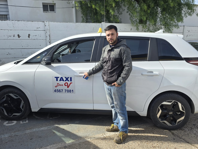Dennis Bernhardt, conduce el primer taxi eléctrico de Young: “Para quien le gusta manejar y tratar con la gente, este es un lindo trabajo” Dennis Bernhardt, conduce el primer taxi eléctrico de Young: “Para quien le gusta manejar y tratar con la gente, este es un lindo trabajo”