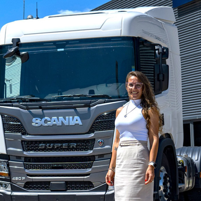 Especial Mes de la Mujer: “El transporte no es cuestión de género, sino de preparación y resultados”, destacó Carolina Burgueño, jefe de Ventas de Camiones y Marketing de José M. Durán SA Especial Mes de la Mujer: “El transporte no es cuestión de género, sino de preparación y resultados”, destacó Carolina Burgueño, jefe de Ventas de Camiones y Marketing de José M. Durán SA
