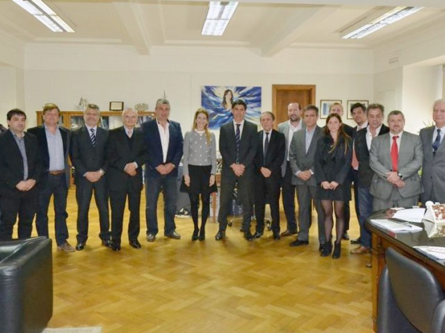 Argentina aprobó la normativa para fabricar y permitir la circulación de camiones bitrenes Argentina aprobó la normativa para fabricar y permitir la circulación de camiones bitrenes