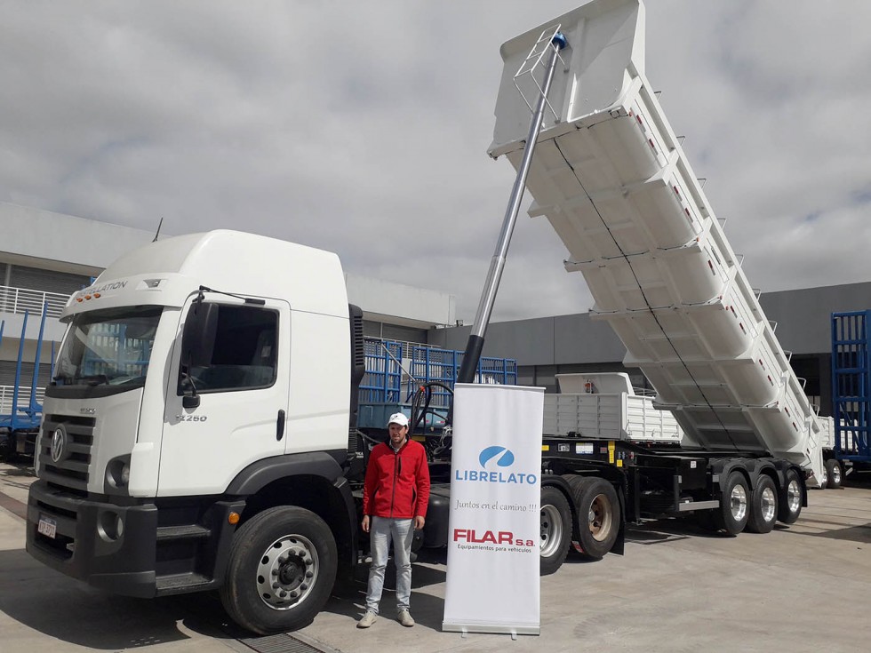 cliente_Juan_Britos_Semi_volcador_20m3_y_Tractor_VW_17-250