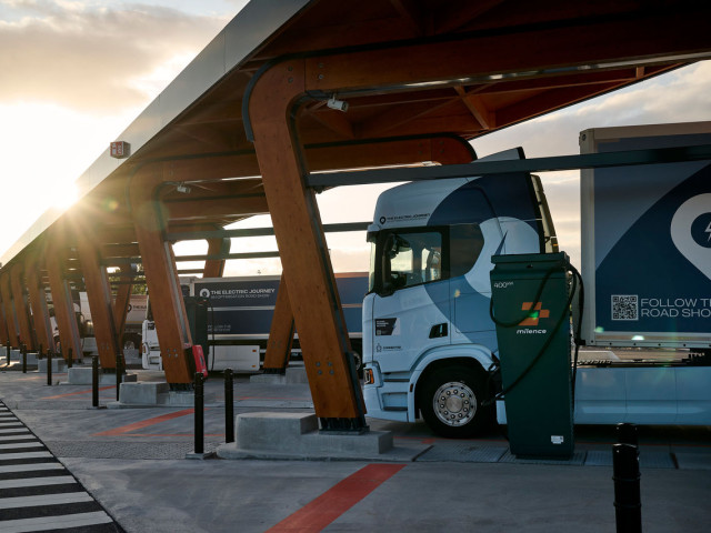 Scania redobla sus esfuerzos para impulsar el cambio hacia un transporte sostenible con el lanzamiento de una gira europea de camiones eléctricos Scania redobla sus esfuerzos para impulsar el cambio hacia un transporte sostenible con el lanzamiento de una gira europea de camiones eléctricos