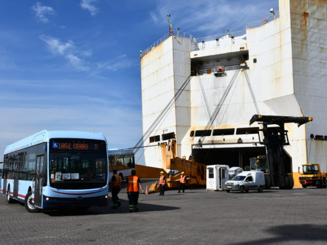 CUTCSA: Arribaron hoy 50 ómnibus eléctricos al Puerto de Montevideo