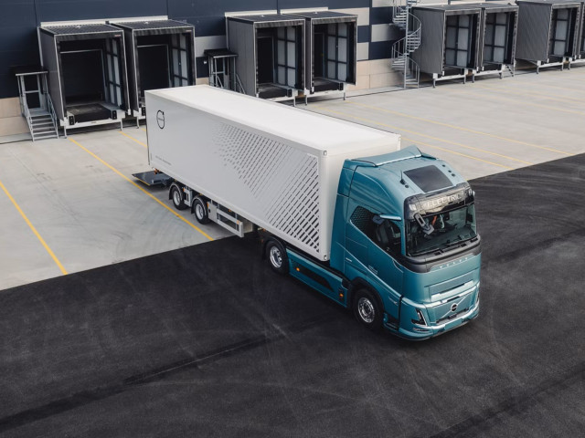 electric-truck-parked-infront-of-warehouse-2048x1045