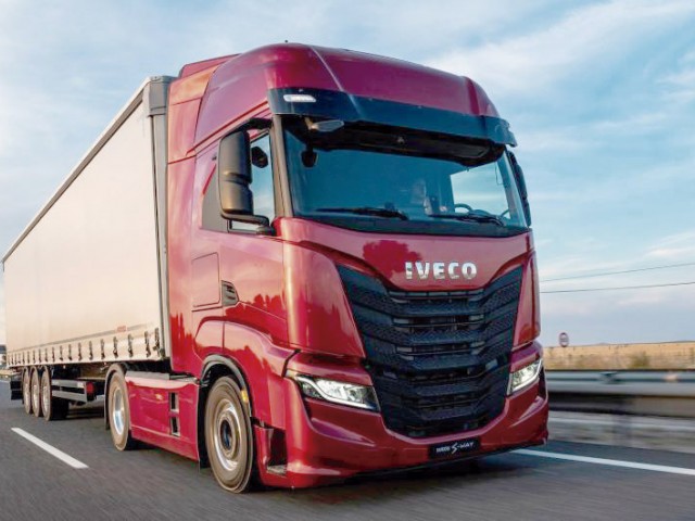 IVECO lanza el nuevo IVECO S-WAY: el camión para el transporte de larga distancia, 100% conectado y centrado en el conductor