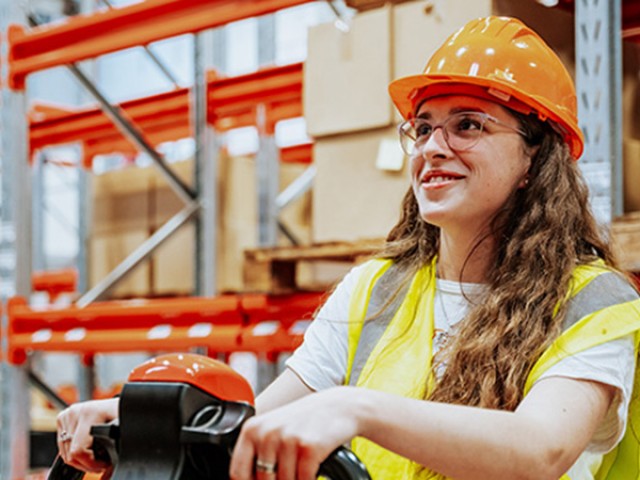 Proyectos de estudiantes de logística de UTEC ayudan a optimizar procesos y reducir costos operativos en empresas forestales y de bebida