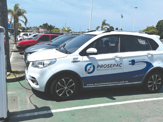 Juan Zorrilla, Director de PROSEPAC: “Un kilómetro en un auto a combustión cuesta 20 veces más que en un eléctrico” Juan Zorrilla, Director de PROSEPAC: “Un kilómetro en un auto a combustión cuesta 20 veces más que en un eléctrico”