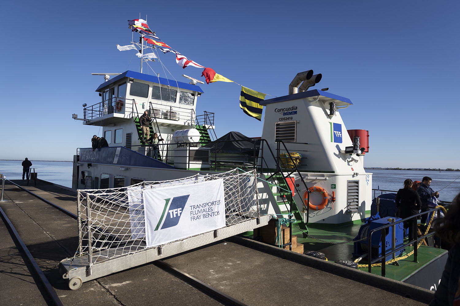 En Fray Bentos Presidente Yamandú Orsi destacó potencial de transporte fluvial nacional