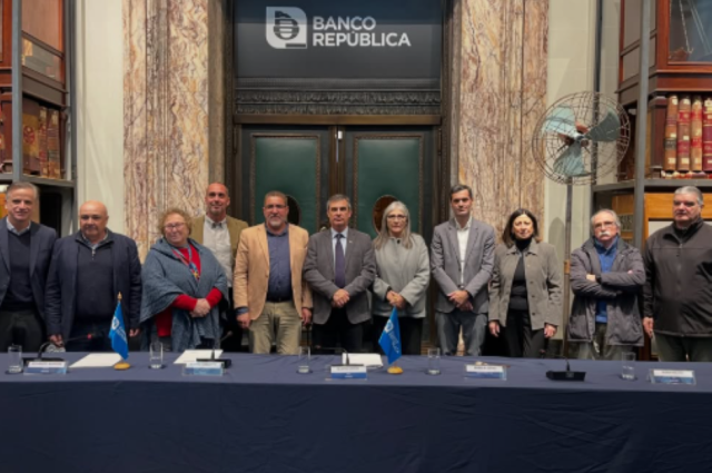 Autoridades del MTOP participaron en la firma de un convenio que impulsa la renovación del transporte turístico