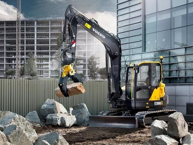 volvo-show-compact-excavator_2